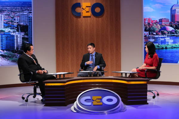 Anh Phạm Mạnh Tân (ngồi giữa) - Giám đốc Công ty TNHH Đầu tư Thương mại ULYTAN – tham gia chương trình CEO – Chìa khóa thành công trên VTV1 trong vai trò CEO 
